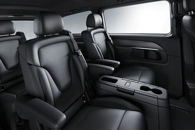 Arrival Transfer Munich Train Station to Munich by Luxury Van - Arriving at Munich Central Station with a car waiting