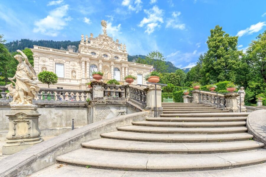 From Munich: Trip to Neuschwanstein & Linderhof in Spanish - Who should book this experience?