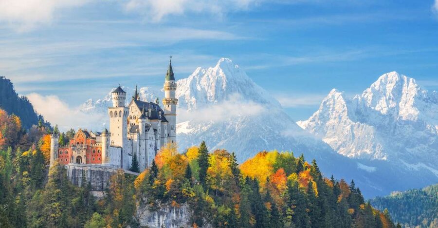 From Munich: Trip to Neuschwanstein & Linderhof in Spanish - Neuschwanstein: the castle that made Ludwig famous