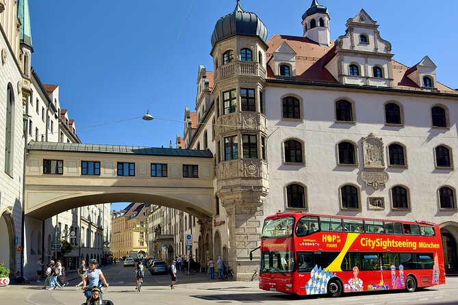 Hop-On Hop-Off Tour CitySightseeing Munich - The blue route: Schwabing and the English Garden