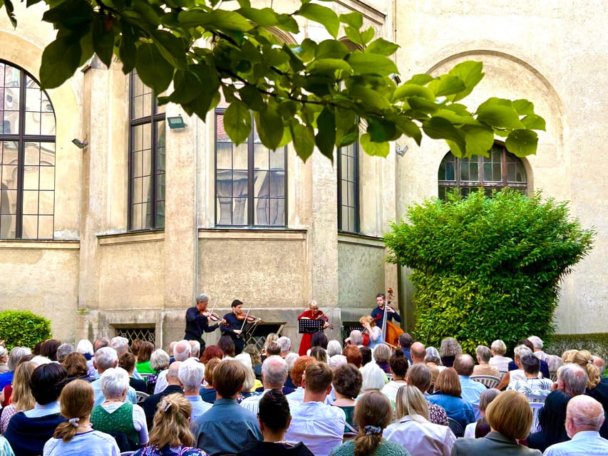 Klassik im Museum - Who will enjoy this afternoon most?