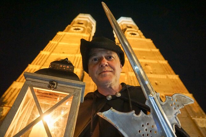 Medieval city tour with night watchman in Munich in German - Finding Munich’s first city wall at Viktualienmarkt