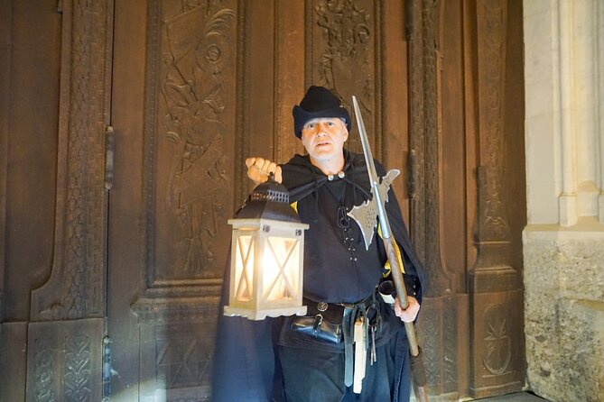 Medieval city tour with night watchman in Munich in German - Closing the Talburg Gate at the Old Town Hall