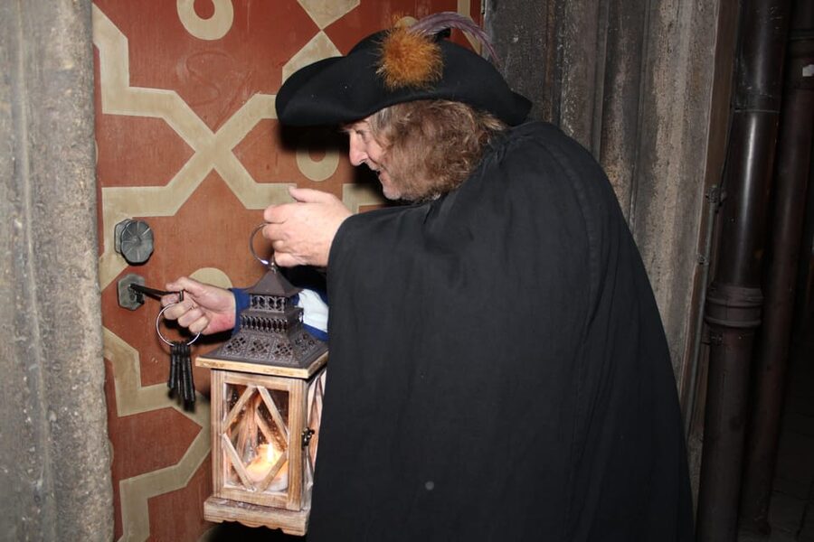 München: Der Nachtwächter für Kinder - Führung auf Deutsch - Alter Hof and the feel of medieval Munich