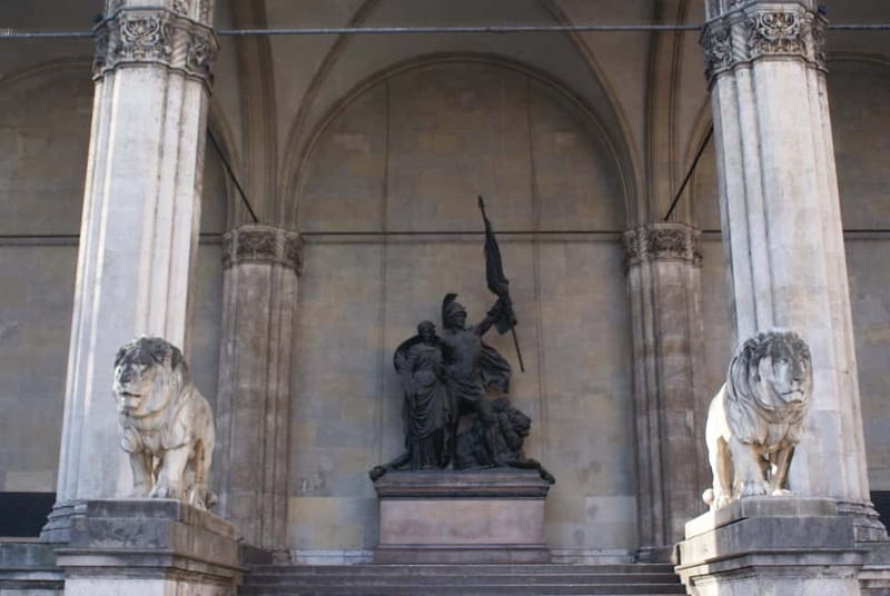Munich and Nazi History Combination Day Tour Small Group - Returning to Marienplatz for lunch