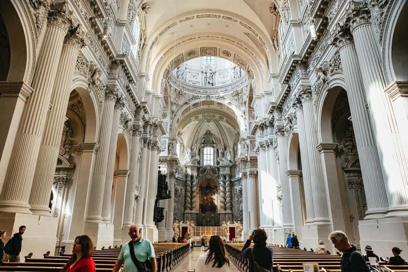 Munich: Classic Guided City Tour by Bike (English Tour Only) - The guides and the style of the tour