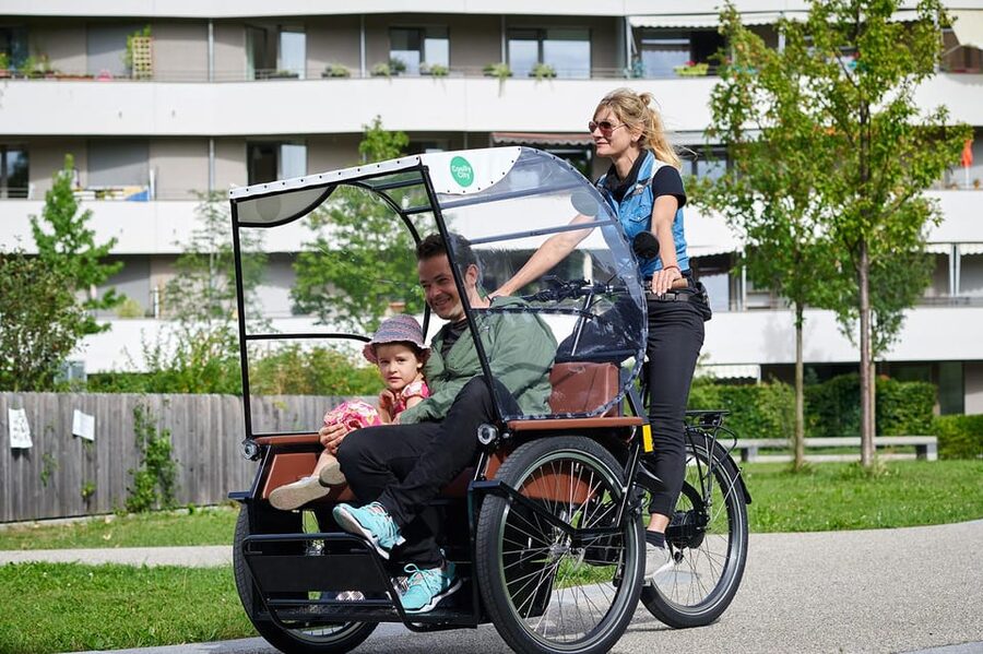 Munich: Day-rent rickshaw and explore Munich yourself - Who will enjoy this most
