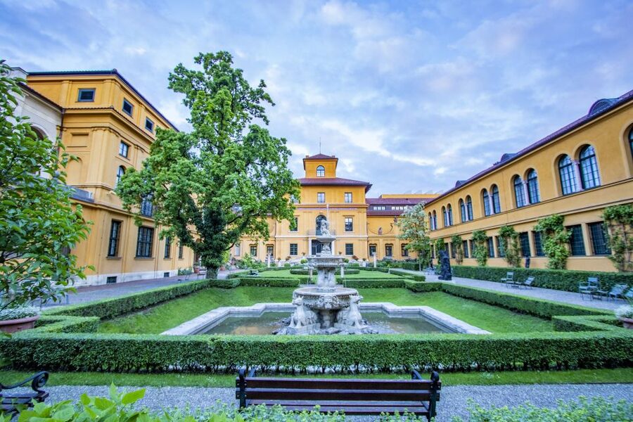 Munich: Express Walk with a Local in 90 minutes - Pace, shoes, and accessibility