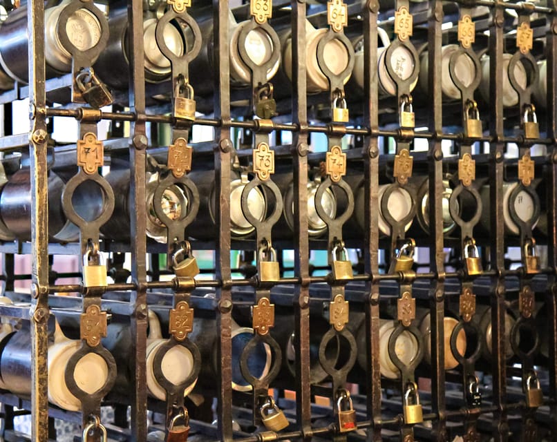 Munich: Food Tour Beer- 3 small beers & "Brotzeit" in GERMAN - Three small beers and pretzels