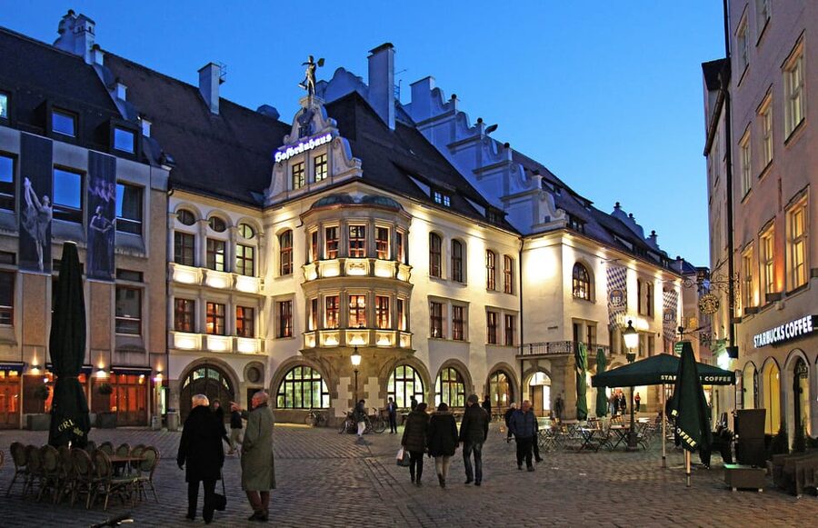 Munich: Food Tour Beer- 3 small beers & "Brotzeit" in GERMAN - Meeting the guide at Marienplatz