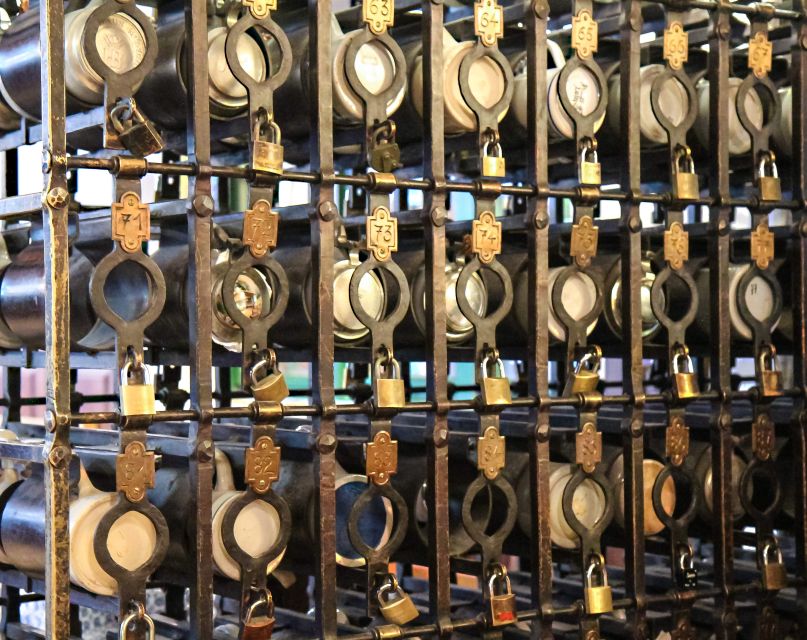 Munich: Hofbräuhaus Guided Tour with 1 Beer - Stories about patrons, parties, and daily work