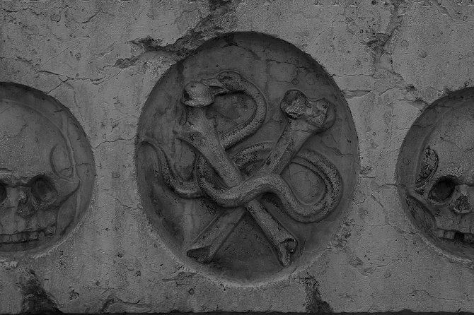 Munich Macabre Group Walking Tour - St. Peter’s Church and the meaning of graves