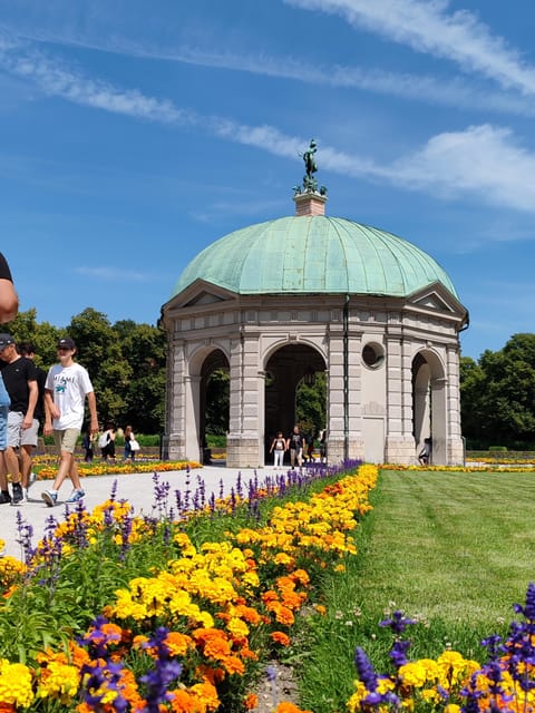 Munich: Mini Classic Bike Tour with Beer Garden Stop at 4 PM - Eisbach surfers and Munich’s unexpected spectacle