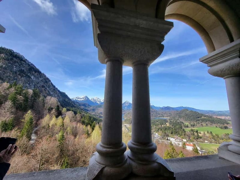 Munich: Neuschwanstein Castle and Linderhof Palace Day Trip - The guides and the feel of the day