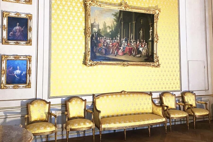 Munich Nymphenburg Palace Tickets and Tour, Carriage Museum - Entering the palace through the grand front grounds