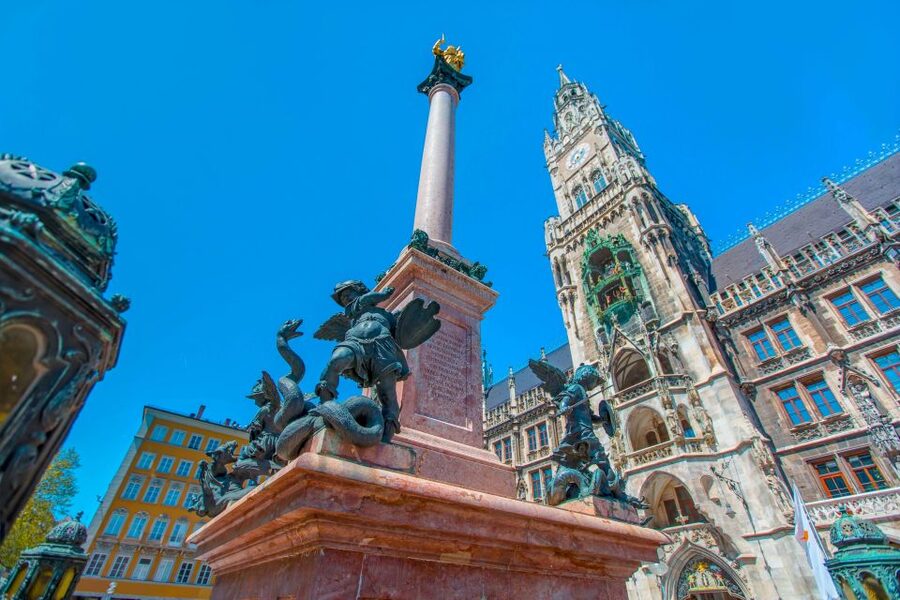 Munich: Old Town & Viktualienmarkt City Walk in German - Odeonsplatz and a change of pace