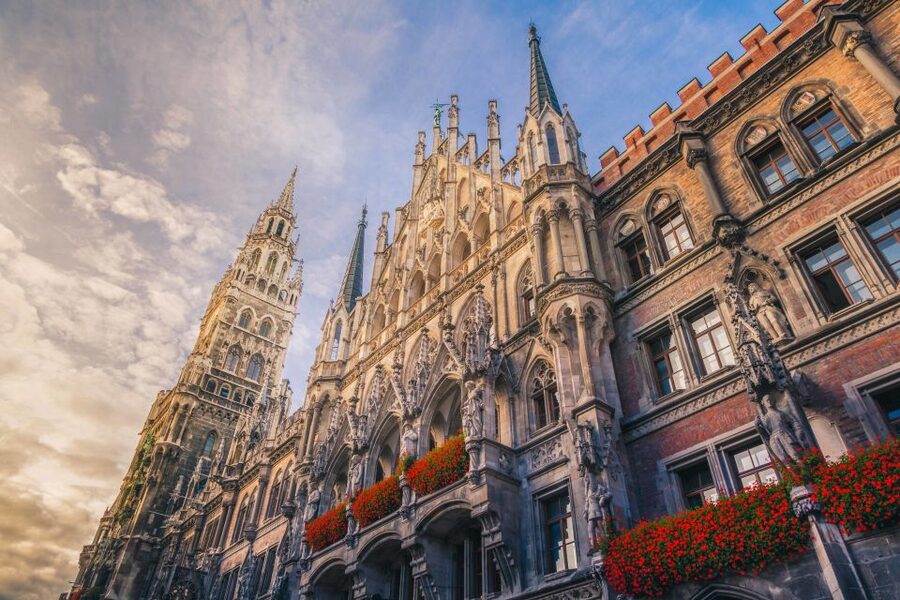 Munich: Old Town & Viktualienmarkt City Walk in German - Viktualienmarkt, the best ending for a short city walk