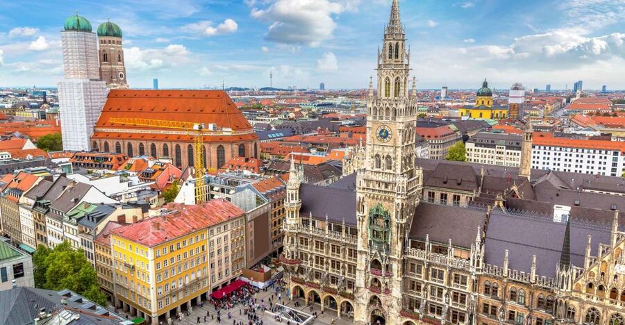 Munich: Old Town & Viktualienmarkt City Walk in German - Frauenkirche and Munich’s church-lined center