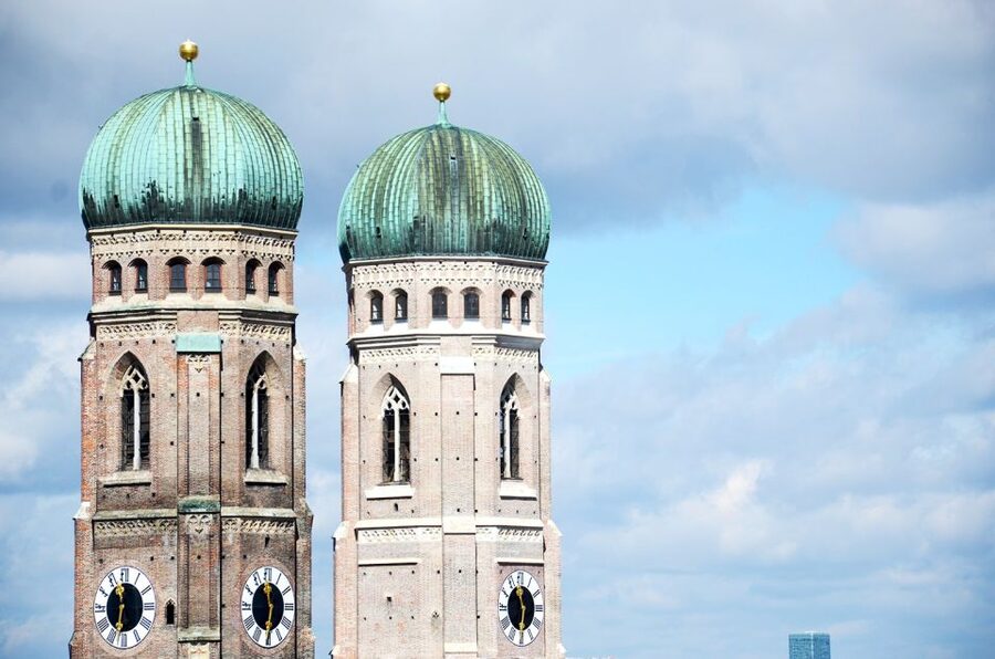 Munich: Old Town Walking Tour in Spanish - St. Michael’s introduces Munich’s grand side