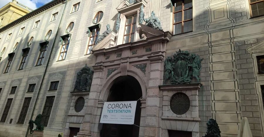 Munich Residenz: Private Tour with artists and historians - Meeting your guide in front of the Residenz