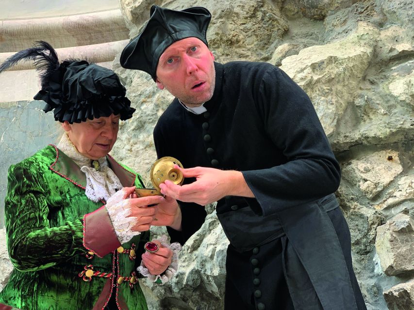 Munich: Scary Tour with actors in GERMAN - Munich’s dark side begins at Karlstor