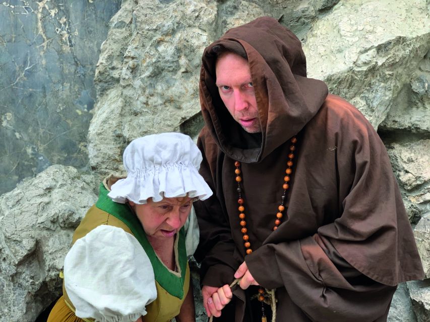 Munich: Scary Tour with actors in GERMAN - The Frauenkirche and the Devil’s footprint