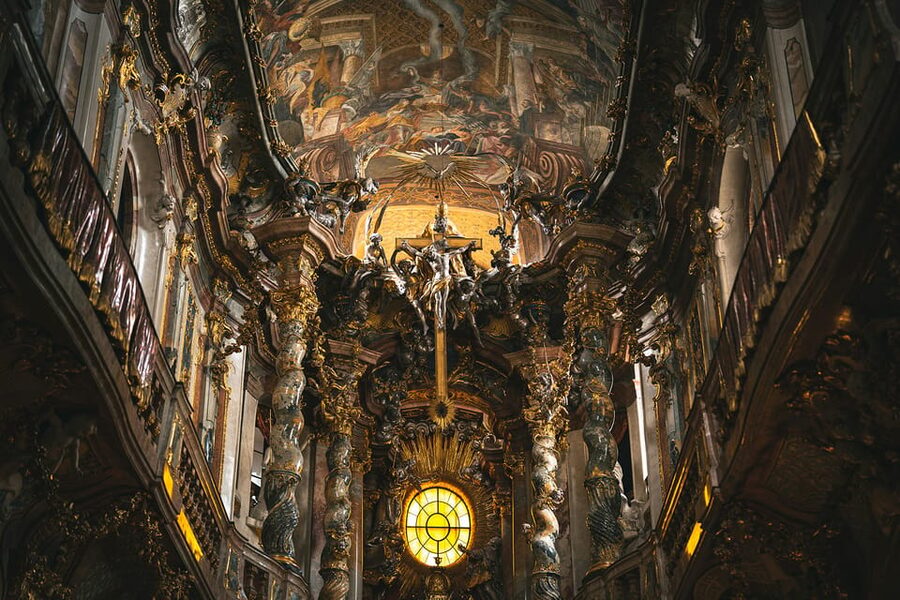 Munich: Spanish Guitar & Bach Toccata at Asamkirche - The Spanish guitar pieces worth watching for