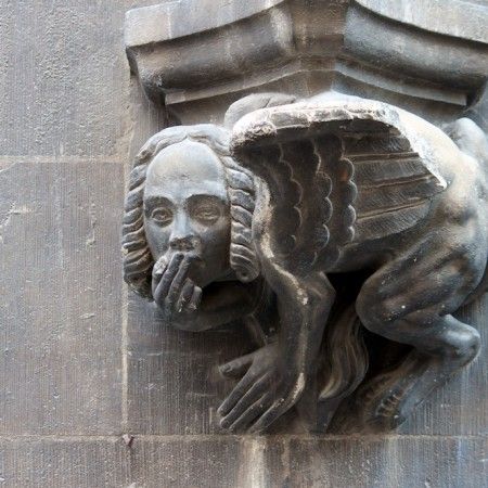 Munich: Spooky Tour of Old Town in German - What the German-language format means