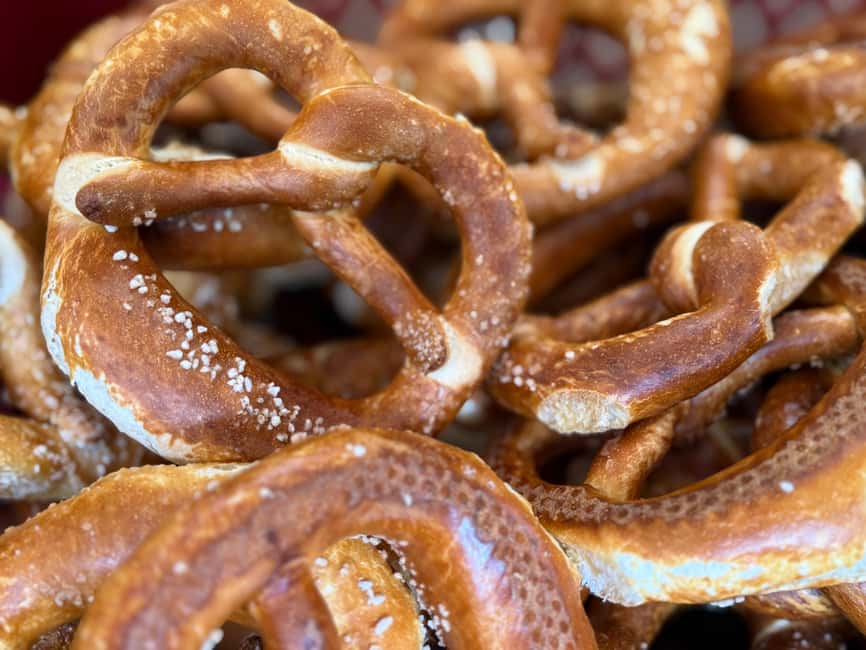 Munich: Viktualienmarkt Food Tasting Tour in German - Sausage brings the Bavarian center of the tour