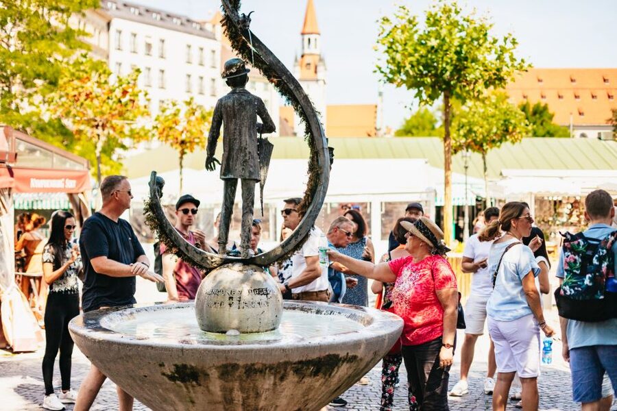 Munich: Viktualienmarkt Food Tour - What makes the guides important
