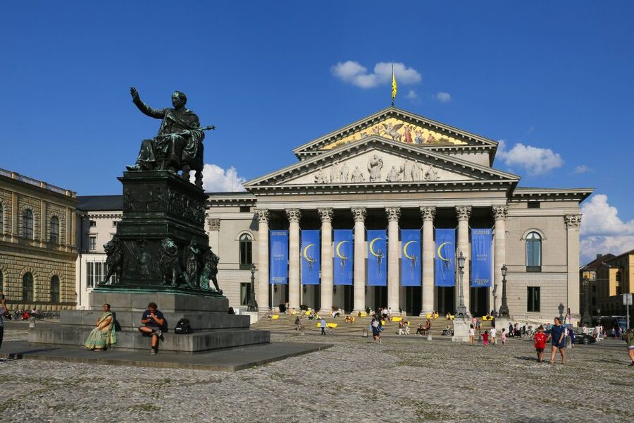 Munich: Walking Tour Old Town 3D VR Tour in GERMAN - Marienplatz in 1570: grain, punishment, and a very odd donkey