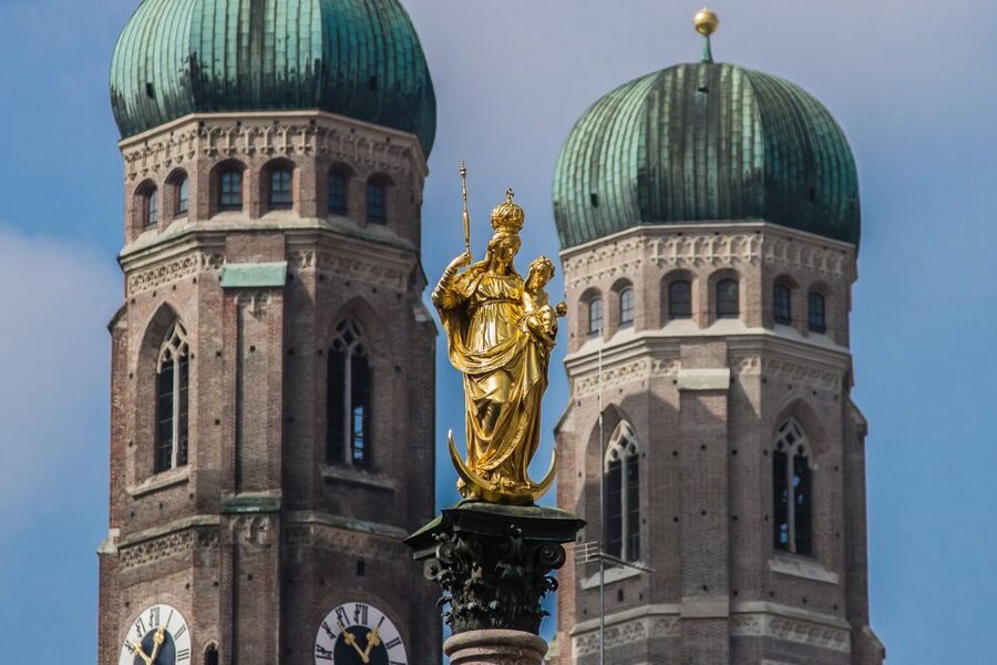 Mystic Munich - Sagas and Legends of the Old Town - The Lindwurm and the New Town Hall