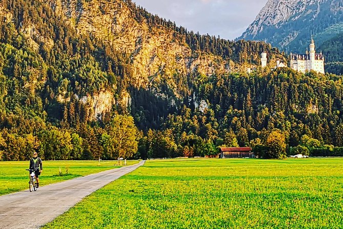 Neuschwanstein Castle by Bus Incl. Bike Ride or Hohenschwangau - Schwansee offers the quietest hour