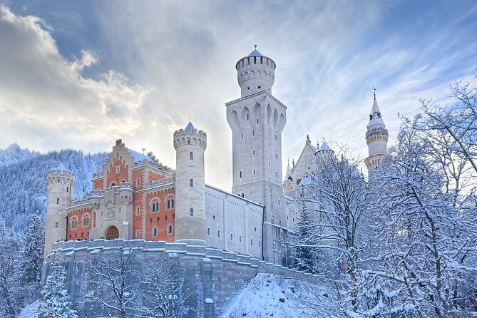 Neuschwanstein Castle Tour from Munich - Reaching the castle: walking, buses, and carriages