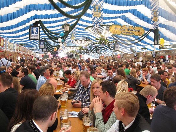 Oktoberfest Tour with table and unlimited beer - Why a reserved table changes Oktoberfest