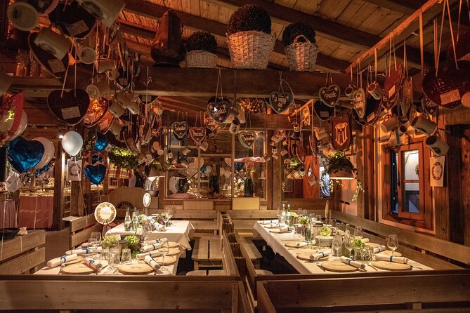 Private VIP Oktoberfest, Table, 3-Course-Menu, Beer & Champagne - The walk from Old Town to the Wiesn