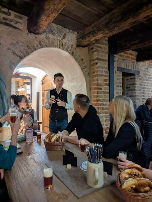 Pub crawl incl. Oktoberfest museum guided tour with beer tasting (private) - The Hofbräuhaus stop