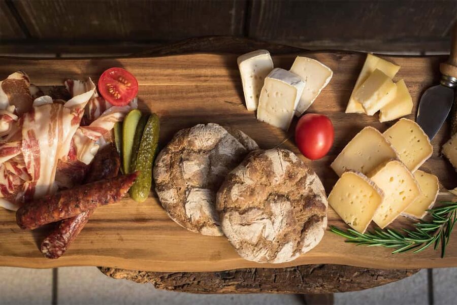 South Tyrolean specialties and wine tasting - The three-wine format