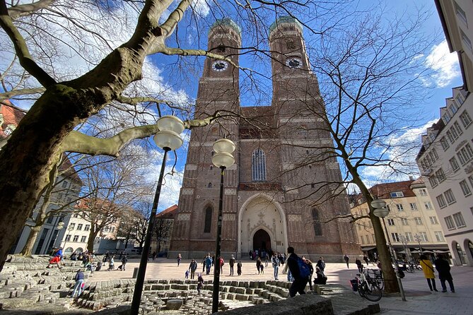 Ten Munich Old town Sights in a Private Express Walking Tour - Fischbrunnen and two old Munich customs